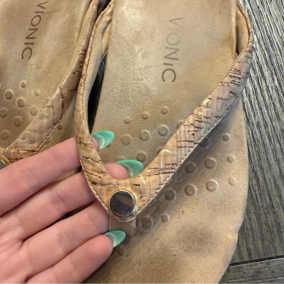 Cork Vionic flip flops - Picture 2 of 5